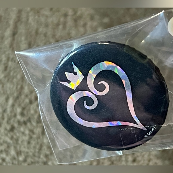 Kingdom Hearts Black & Silver Holographic Can Badge Pin Logo Japan Official Rare - Picture 2 of 7